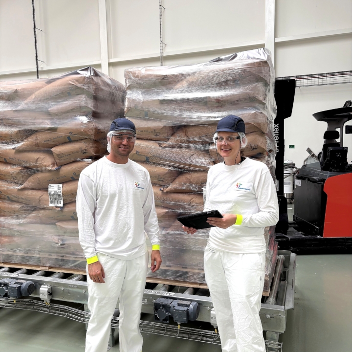 Foto van Marloes en Raoul in de Frieslandcampina fabriek