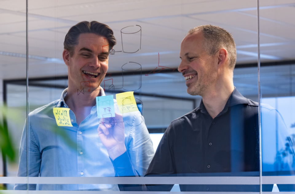 ELICIT medewerkers werken samen aan het structureren en visualiseren voor digitale kennisborging in productie.